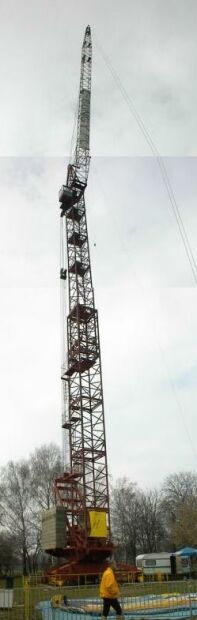 Widok z do�u na konstrukcj� :)