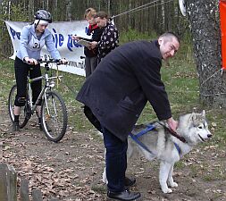 Z moim pomocnikiem-Arturem i Szamanem na starcie
