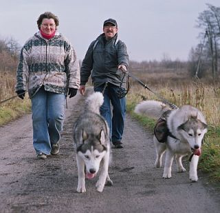 Ala i Piotrek z zaprz�gowcami: Snookiem i Szamanem.