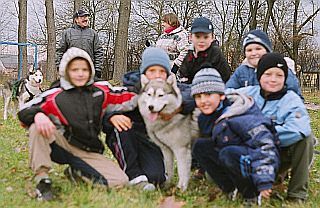 Uczniowie z Szamanem.