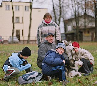 Ala i Piotrek z uczniami i psami